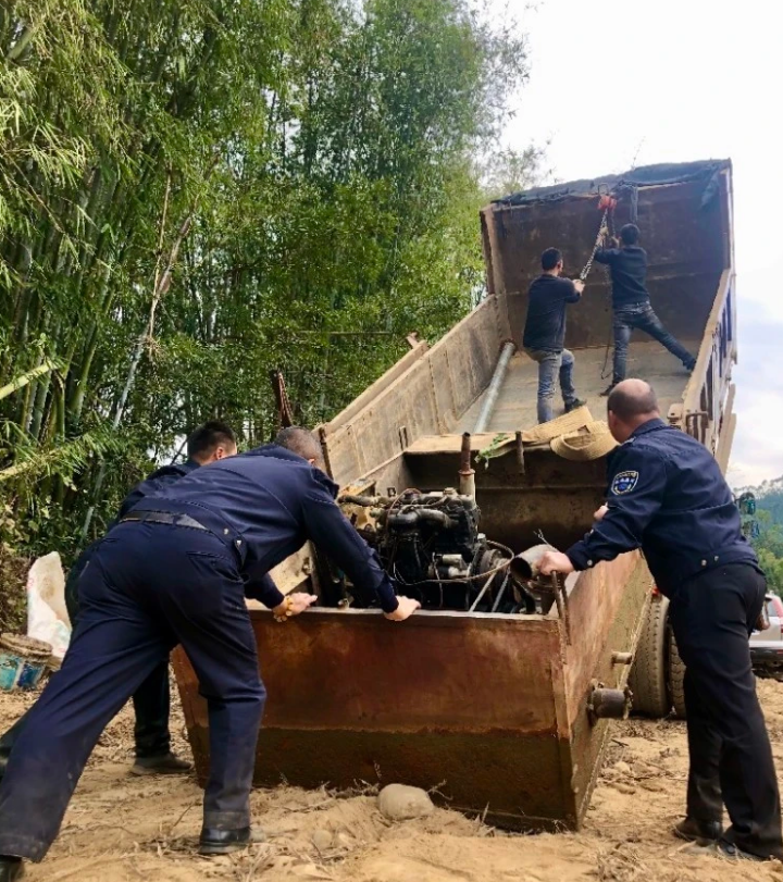 龙门县水利局采用无人机打击违法采砂(图2) 龙门县水利局采用无人机打击违法采砂(图2)